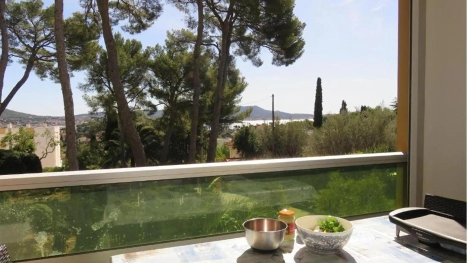 Grand T2 vue mer calme climatisé 500 m village et plage parking gratuit Sanary-sur-Mer Appartement