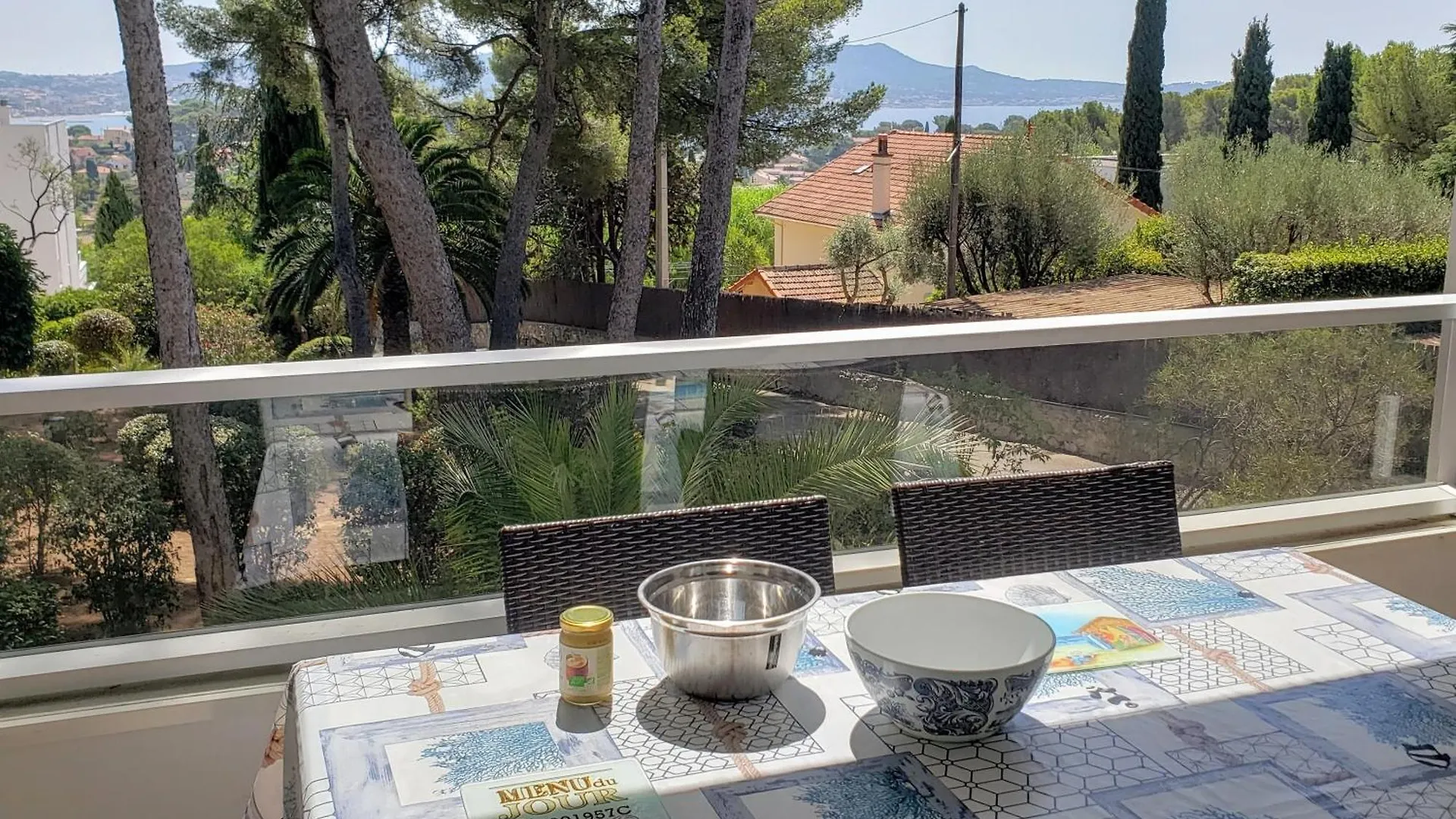 Grand T2 vue mer calme climatisé 500 m village et plage parking gratuit Sanary-sur-Mer 0*,