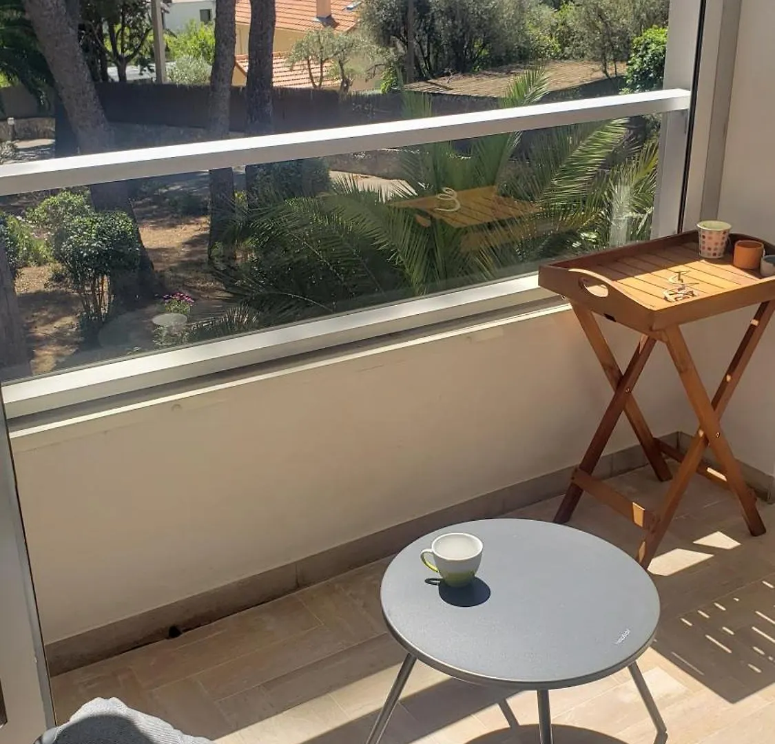 Grand T2 vue mer calme climatisé 500 m village et plage parking gratuit Sanary-sur-Mer Appartement