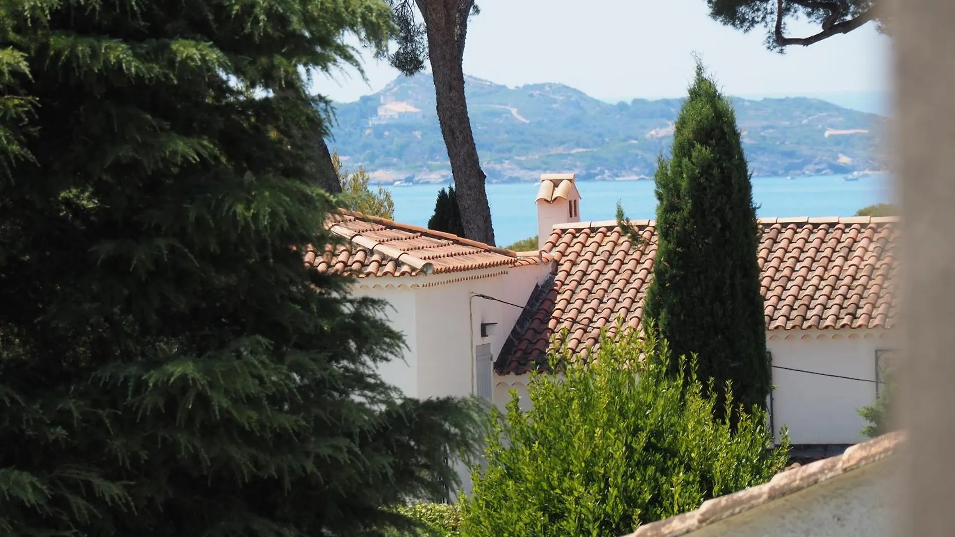Grand T2 vue mer calme climatisé 500 m village et plage parking gratuit Sanary-sur-Mer France