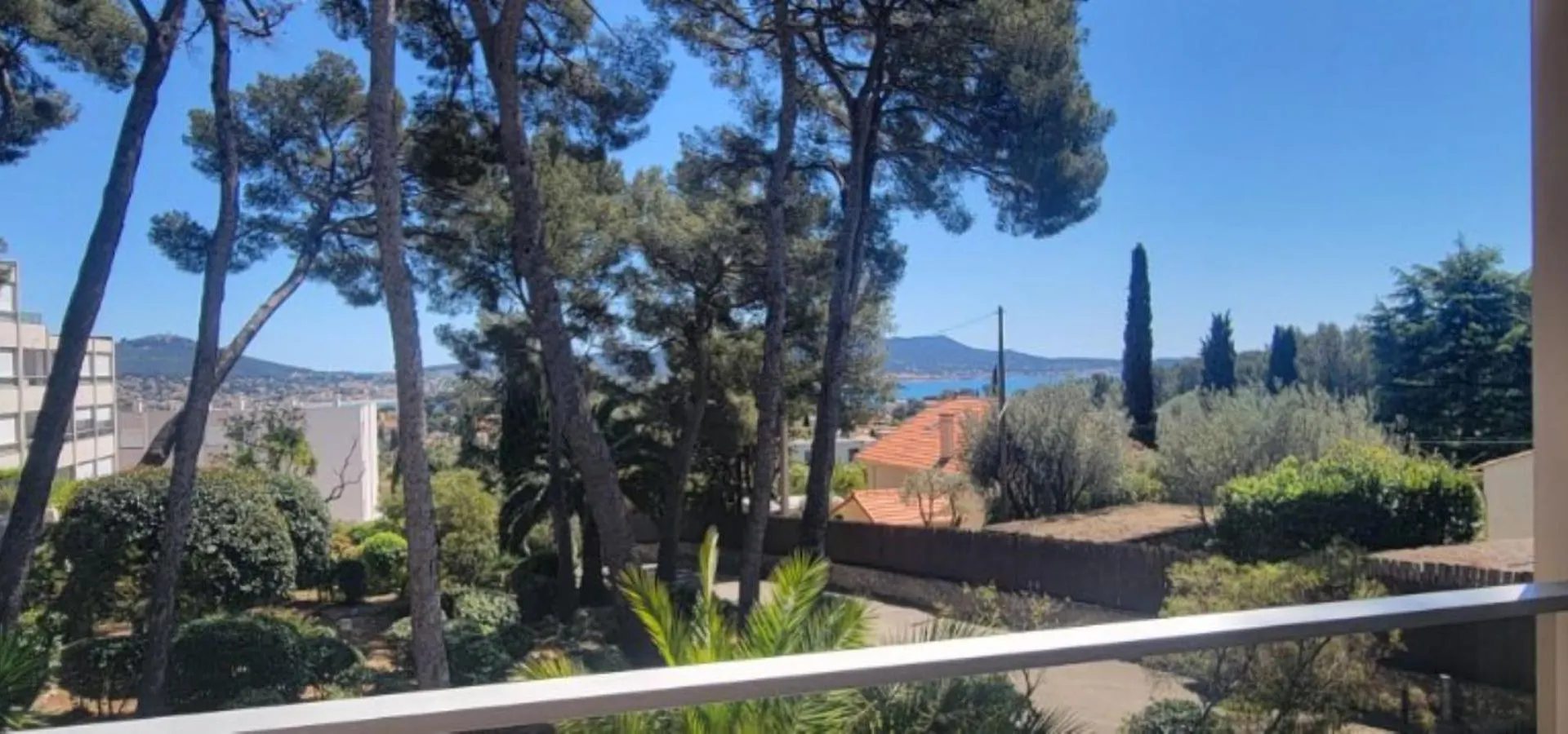 Appartement Grand T2 vue mer calme climatisé 500 m village et plage parking gratuit Sanary-sur-Mer