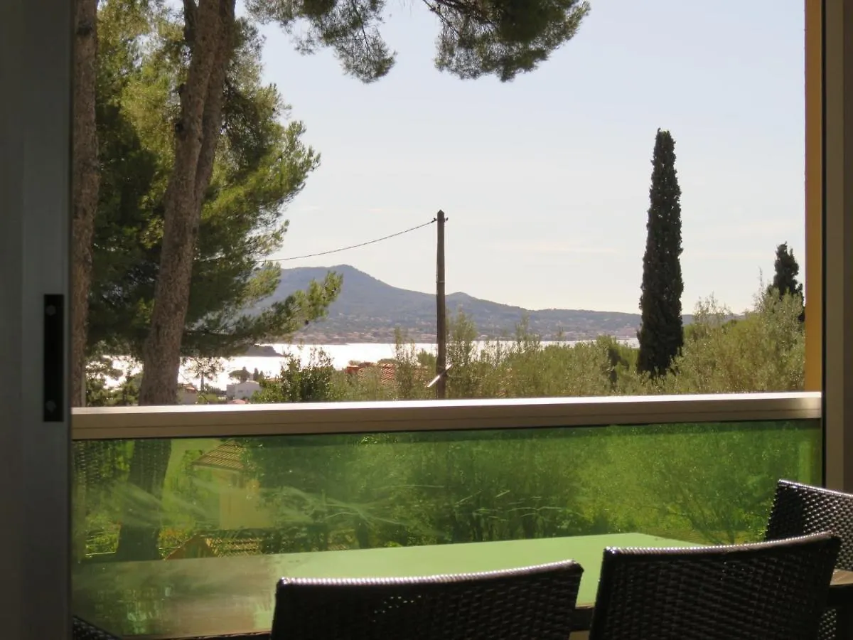 Grand T2 vue mer calme climatisé 500 m village et plage parking gratuit Sanary-sur-Mer Appartement